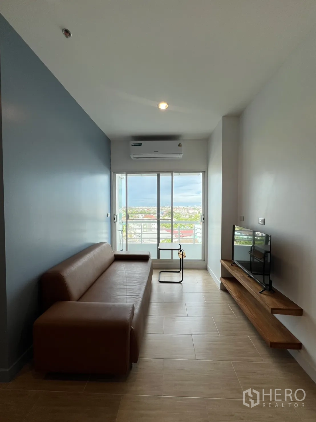 公寓 for rent in Bang Kapi, Bangkok - 厨房旁走廊通向开放式衣柜空间。