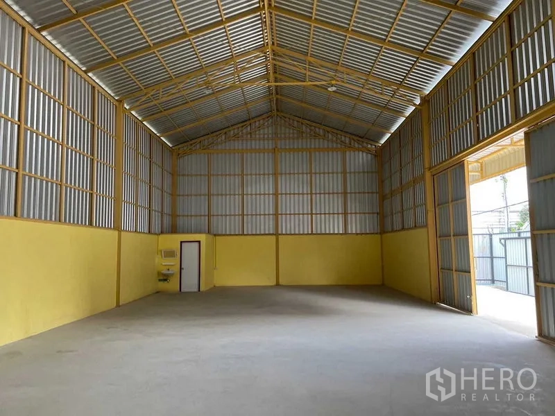 货栈 出租在Lat Krabang, Bangkok - 面向装卸口的仓库大厅，层高充足，设有洗手盆与侧门。