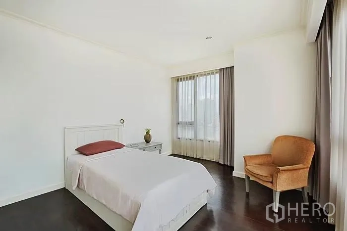 公寓 出租在Khlong San, Bangkok - 温馨单人卧室，设大窗与橙色休闲椅