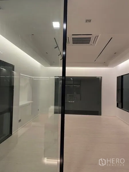 บ้าน ขายในSaphan Sung, Bangkok - โถงทางเดินเรียบหรู กั้นกระจกและไฟ LED ซ่อนไว้อย่างลงตัว.