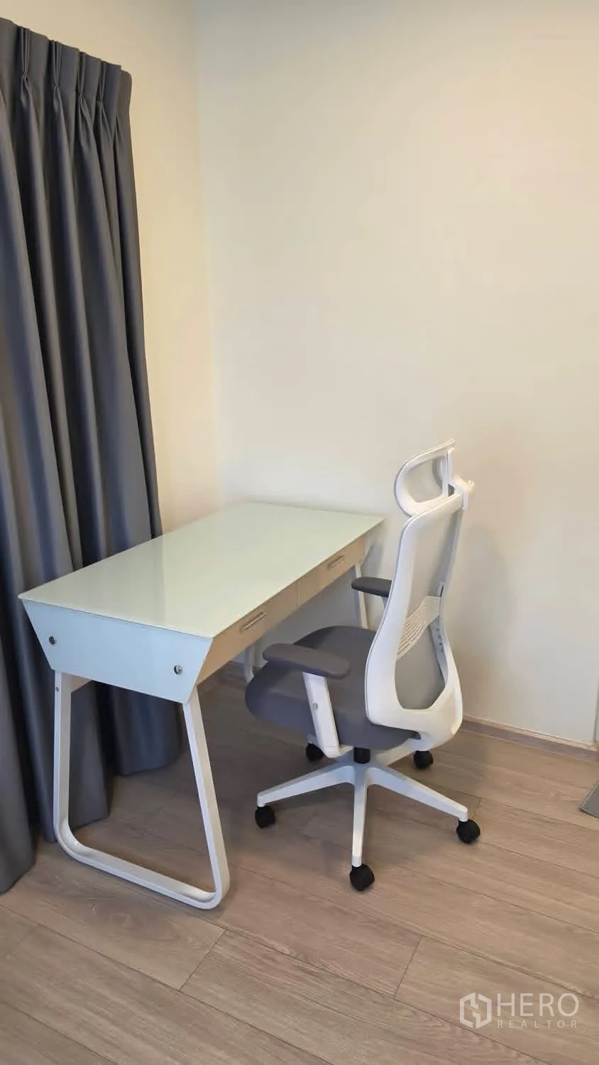 独栋房屋 for rent in Bang Phli, Samut Prakan - 学习角：书桌与人体工学椅，旁有窗帘。