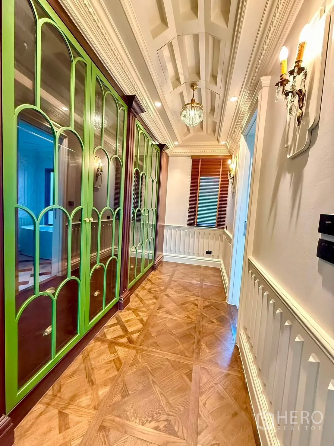 Detached House for rent in Bang Kapi, Bangkok - Hallway with parquet floor and green built-in wardrobes with arched glass.