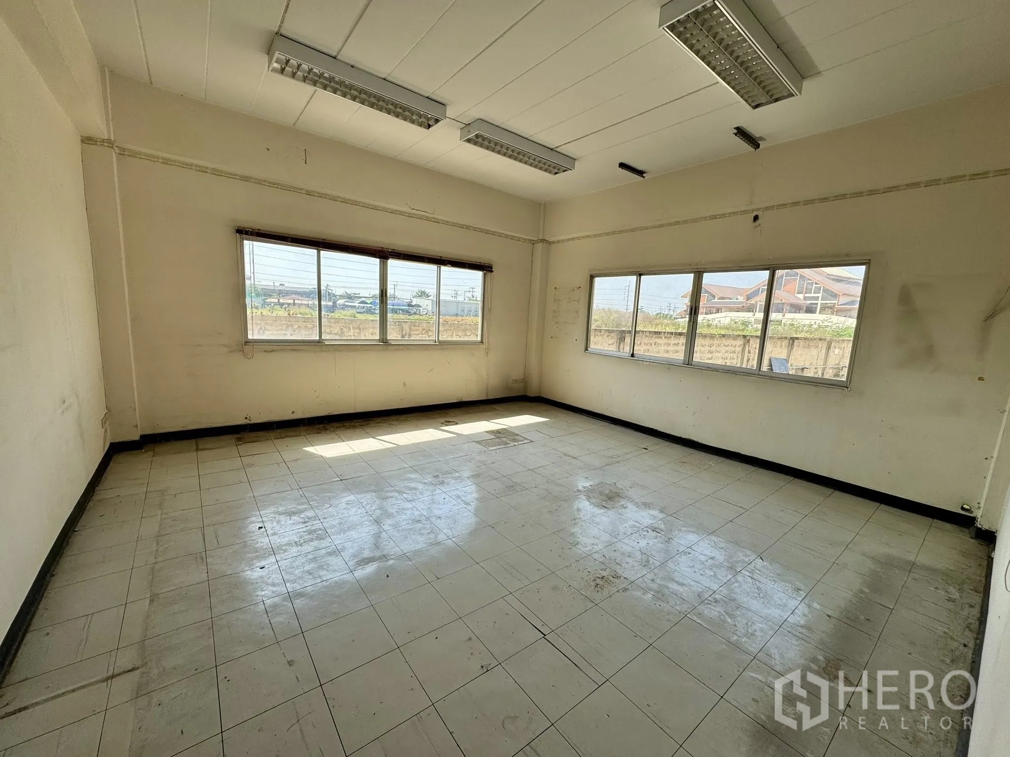 คลังสินค้า for rent in Mueang Samut Sakhon, Samut Sakhon - ห้องทำงานสว่าง หน้าต่างสองด้าน ไฟฟลูออเรสเซนต์