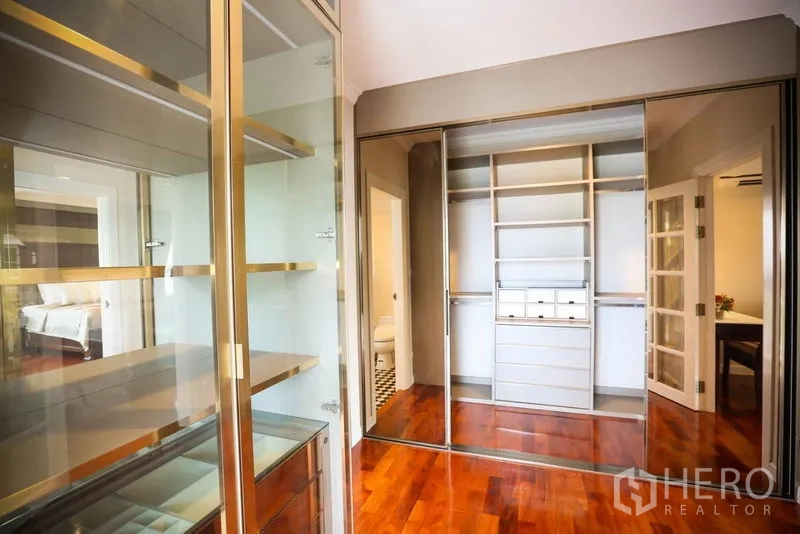 บ้าน ให้เช่าในBang Na, Bangkok - วอล์กอินคลอเซ็ต ประตูบานเลื่อนกระจกเงา และตู้โชว์กระจก