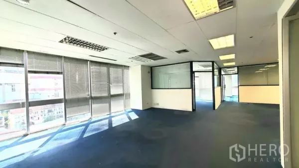 Office Space for rent in Khlong Toei, Bangkok - Long workspace with wall-to-wall windows, abundant daylight, and glass-partitioned rooms.