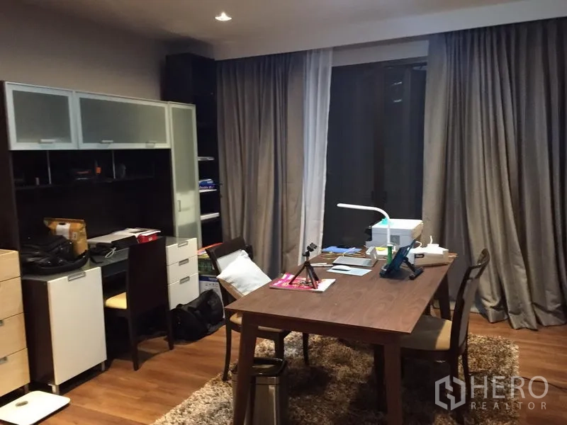 公寓 出售在Watthana, Bangkok - 家庭书房，大书桌、收纳柜与落地窗帘