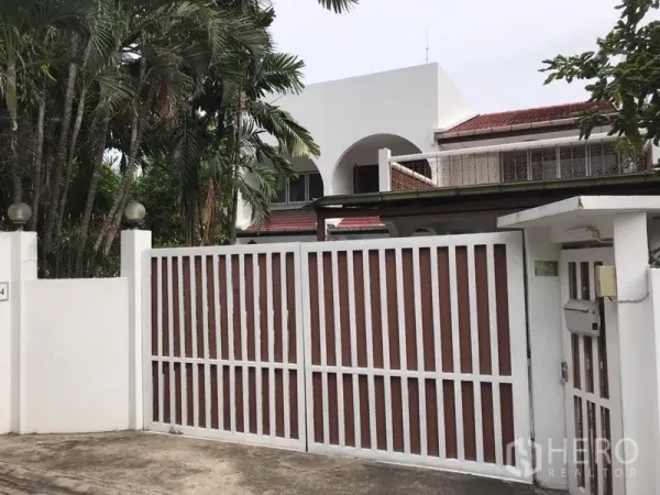 Detached House for rent in Phra Khanong, Bangkok - Gated two-storey detached house with white walls and red-tile roof amid mature palms in Phra Khanong.