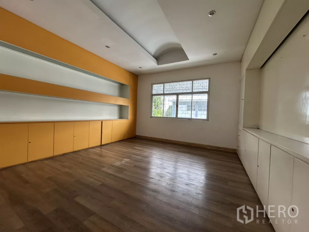 Warehouse for rent in Phra Khanong, Bangkok - Private office room with built-in cabinetry, feature wall and window.