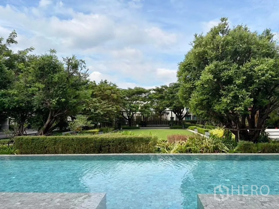 บ้านเดี่ยว for rent in Bang Phli, Samut Prakan - สระว่ายน้ำส่วนกลาง มองเห็นสวนจัดแต่งและต้นไม้ใหญ่ภายในโครงการ