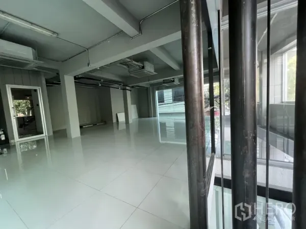 零售空间 出租在Bang Rak, Bangkok - 透过玻璃隔断看到的明亮商铺，开放布局与瓷砖地面。