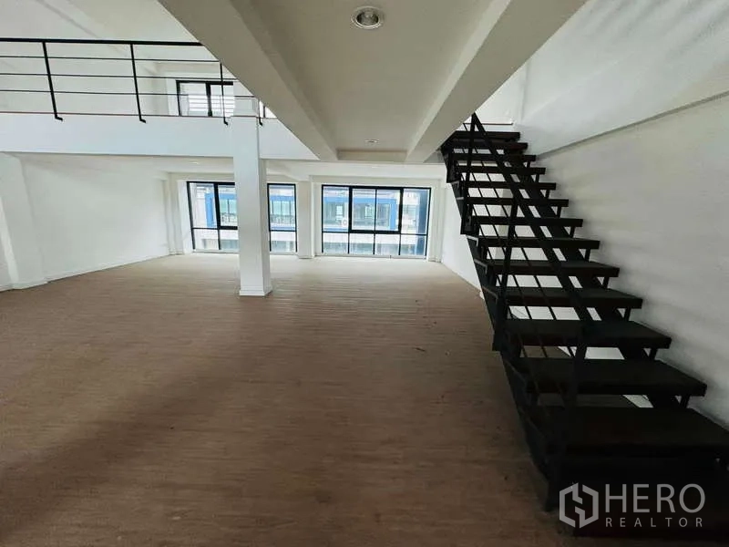 带办公室的家 出租在Bueng Kum, Bangkok - 开放式阁楼区域，三扇大面积落地窗与悬浮钢梯。