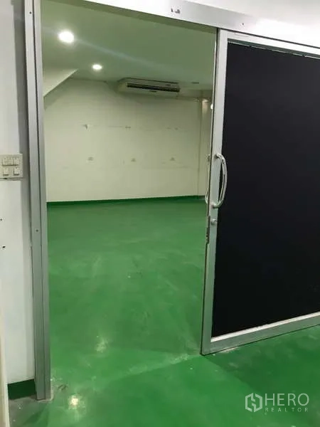 工厂 出租在Bang Phli, Samut Prakan - 推拉门开启，通往明亮工作室与绿色地面