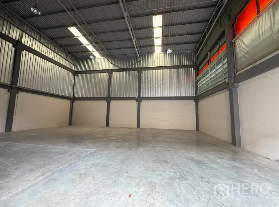 工厂 出租在Khlong Luang, Pathum Thani - 宽阔仓储空间，金属屋顶设采光带与侧向百叶窗。