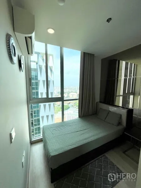 คอนโด ให้เช่าในHuai Khwang, Bangkok - ห้องนอนขนาดกะทัดรัด หน้าต่างสูงจากพื้นจรดเพดาน วิวเมือง