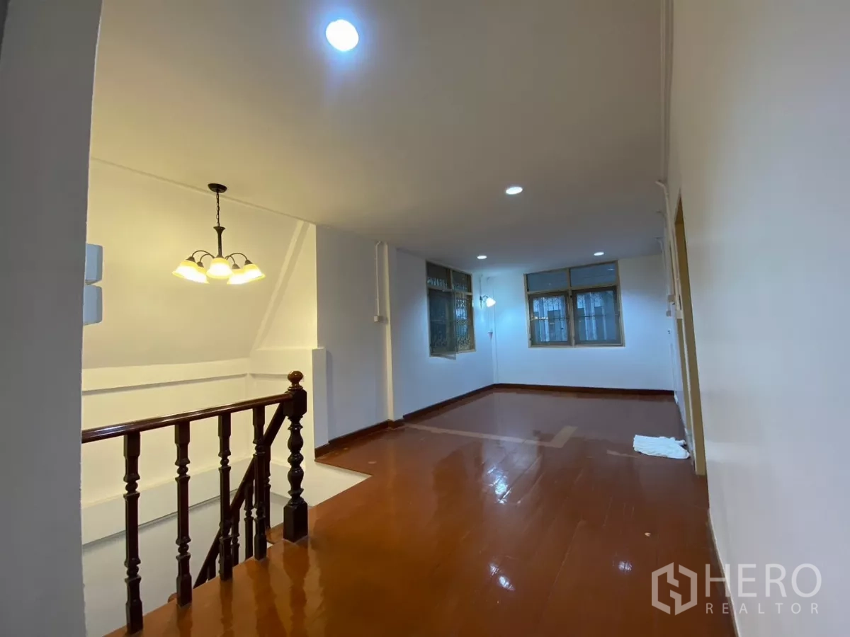 บ้าน ให้เช่าในBang Na, Bangkok - โถงชั้นบนและพื้นที่นั่งเล่น ปูพื้นไม้ มีหน้าต่างหลายบานพร้อมเหล็กดัด