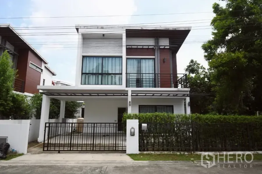 บ้าน ให้เช่าในPrawet, Bangkok - บ้านเดี่ยวสองชั้นสไตล์โมเดิร์นในประเวศ พร้อมโรงจอดรถมีประตูรั้วและแนวรั้วต้นไม้