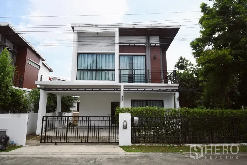 บ้าน ให้เช่าในPrawet, Bangkok - บ้านเดี่ยวสองชั้นสไตล์โมเดิร์นในประเวศ พร้อมโรงจอดรถมีประตูรั้วและแนวรั้วต้นไม้
