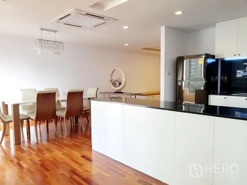คอนโด ให้เช่าในWatthana, Bangkok - ครัวแบบเปิดพร้อมไอส์แลนด์ยาว เชื่อมพื้นที่รับประทานอาหาร 6 ที่นั่ง