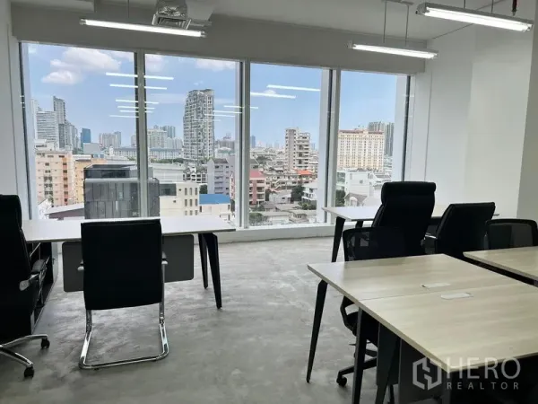 办公空间 出租在Sathon, Bangkok - 沙吞明亮开放式办公室，落地窗享曼谷天际线景观。
