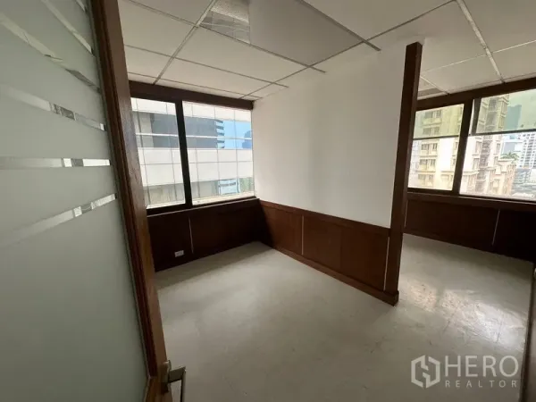 办公空间 出租在Watthana, Bangkok - 小型独立办公室，带窗与木质护墙，可见周边楼宇。
