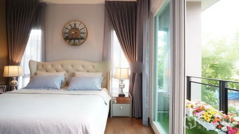 Detached House for rent or sale in Bang Phli, Samut Prakan - Cozy bedroom with sliding doors to a small balcony and bedside lamps.