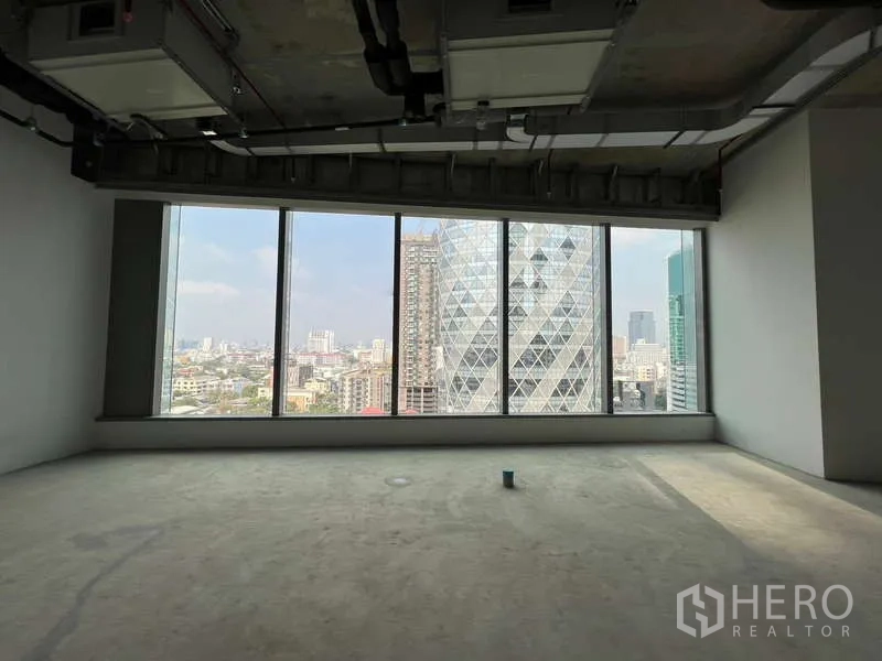 办公空间 出租在Phaya Thai, Bangkok - 采光充足的房间，整面玻璃窗眺望现代高楼景致。