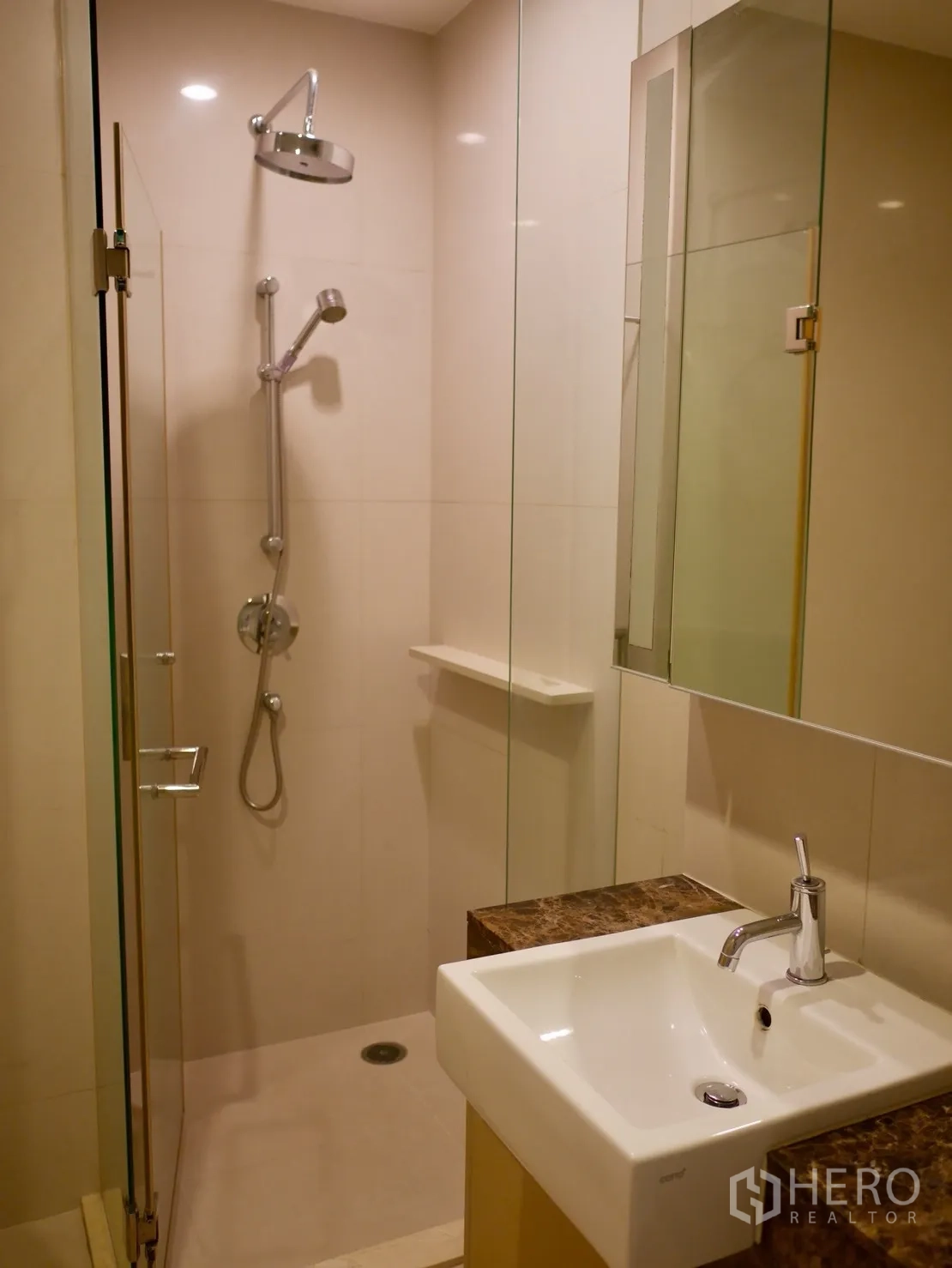 Condominium for rent in Watthana, Bangkok - Glass-enclosed shower room with rain shower and square basin.