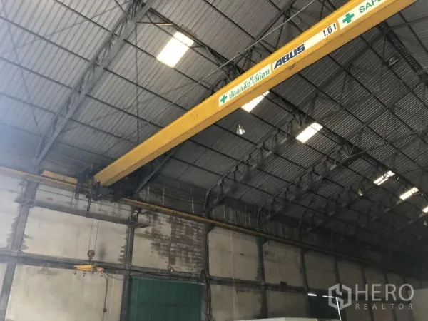 Warehouse for rent in Mueang Pathum Thani, Pathum Thani - Interior roof detail featuring an overhead crane beam inside the warehouse.