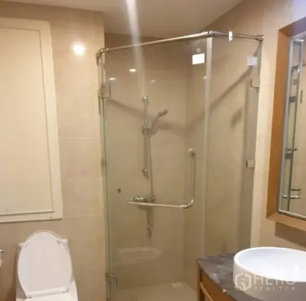 คอนโด ให้เช่าในWatthana, Bangkok - ห้องน้ำพร้อมตู้กระจกอาบน้ำแบบชาวเวอร์ อ่างล้างหน้า และโถสุขภัณฑ์