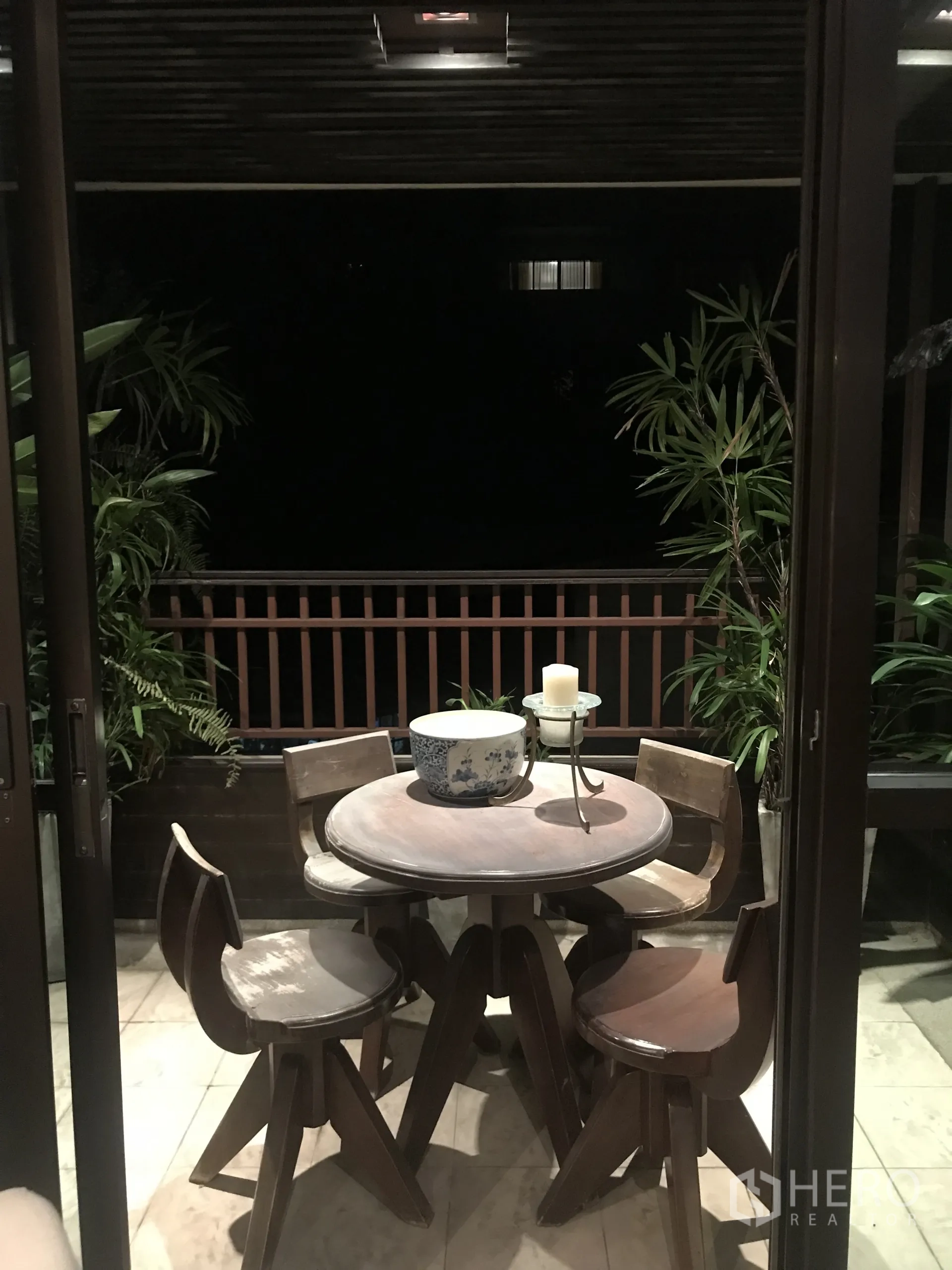 公寓 出售在Yan Nawa, Bangkok - 半露台阳台，圆桌四椅与绿植点缀。