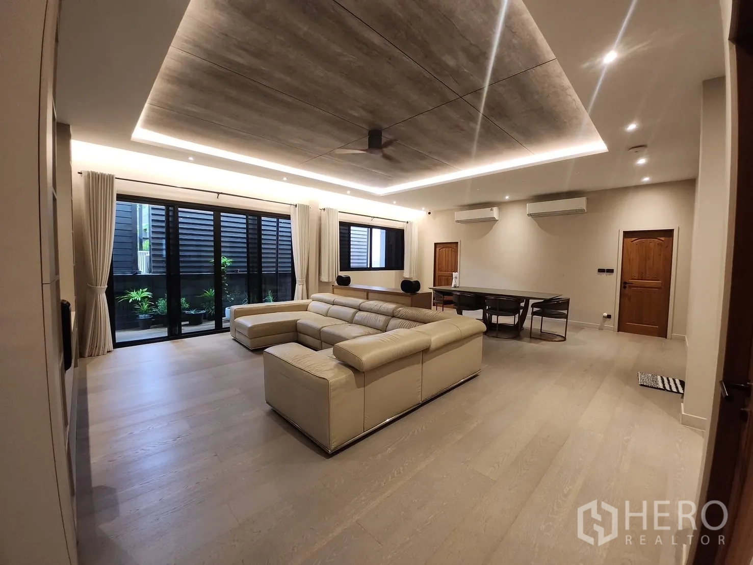 บ้าน ให้เช่าในBang Phli, Samut Prakan - โถงรับแขกและรับประทานอาหารโปร่งโล่ง กระจกบานใหญ่และไฟซ่อน