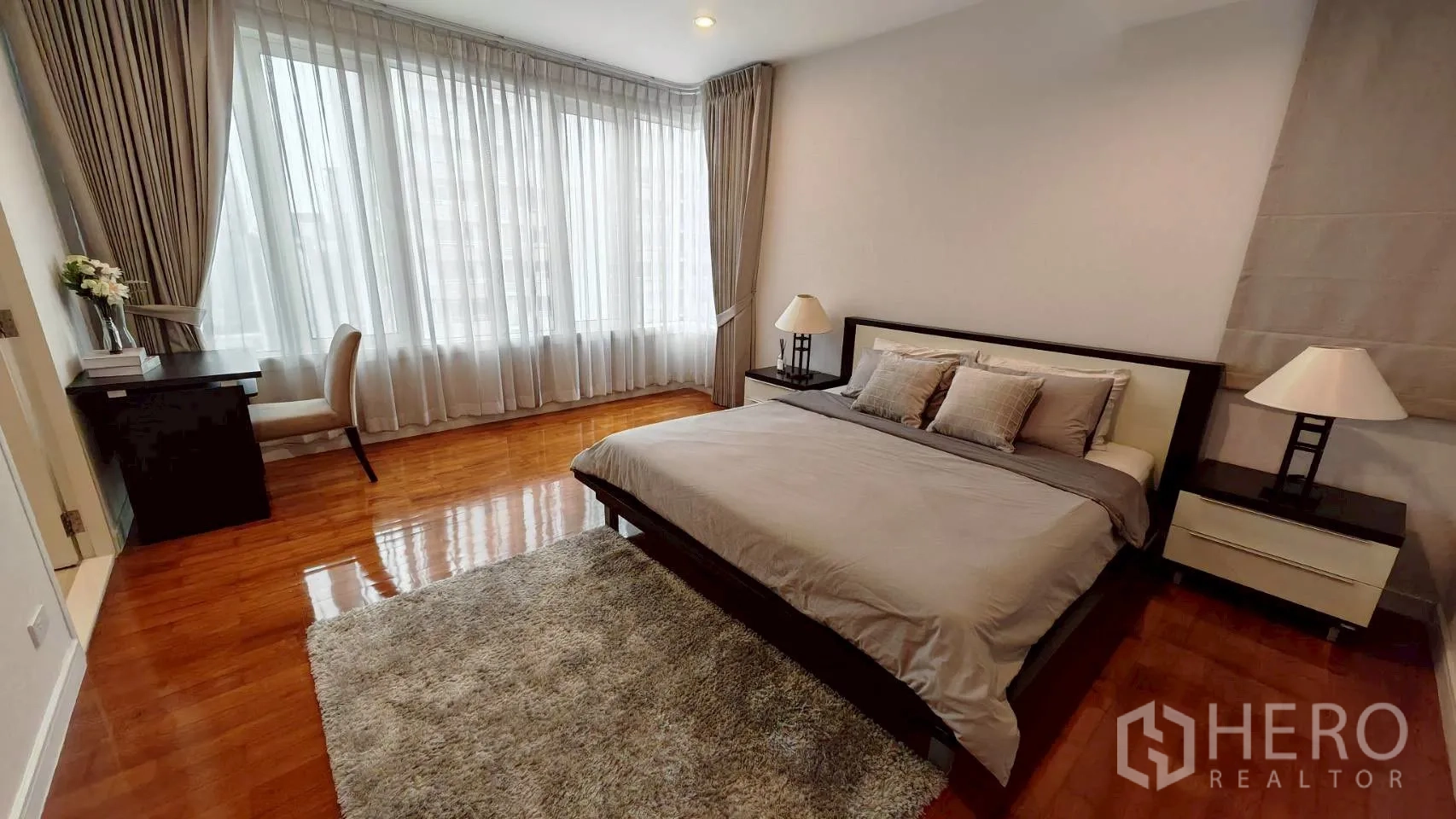 公寓 for rent in Khlong Toei, Bangkok - 宽敞主卧配大床、书桌与落地窗帘。
