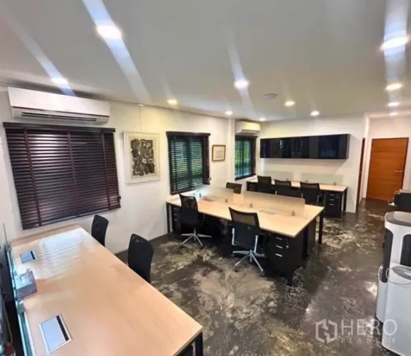 Retail Space for rent in Yan Nawa, Bangkok - Open-plan office area with multiple workstations, air-conditioning and built-in cabinets.