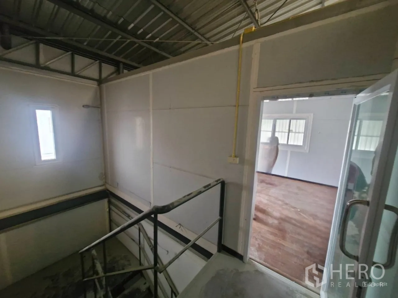 货栈 出租在Thung Khru, Bangkok - 通往夹层办公室的楼梯，白色墙体与金属屋面