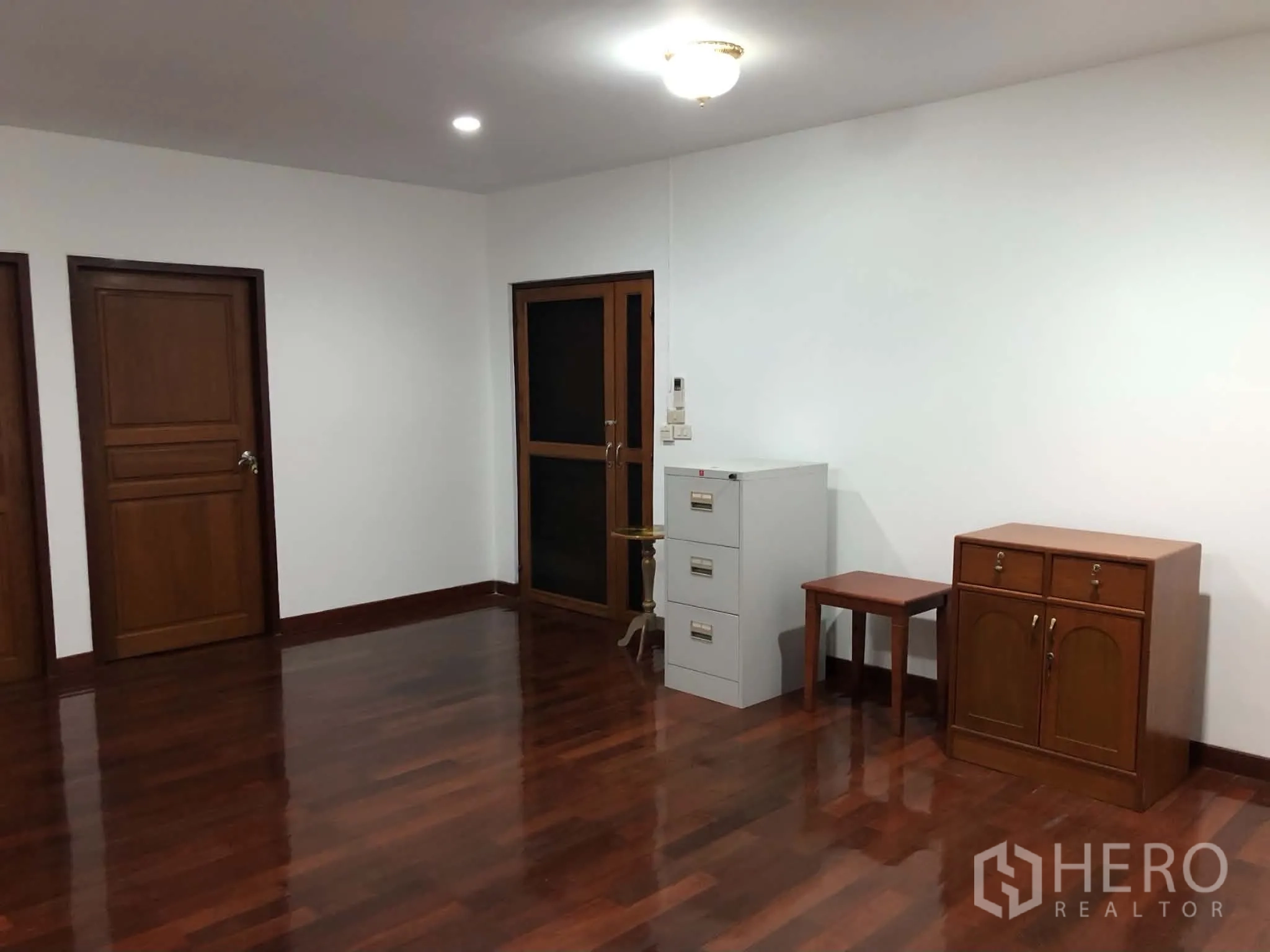 Property Image #5 for property HRE01464