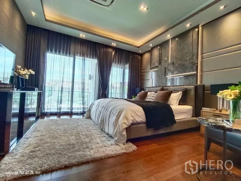 独立式住宅 出售在Wang Thonglang, Bangkok - 主卧奢华设计，带阳台落地窗与木地板，采光充足。