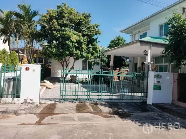 บ้าน ขายในMin Buri, Bangkok - ประตูรั้วและลานจอดรถหน้าบ้าน บรรยากาศร่มรื่นด้วยต้นไม้ใหญ่