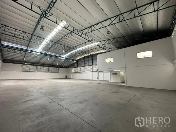 โรงงาน ให้เช่าในSi Racha, Chon Buri - ภายในคลังสินค้าสว่าง หลังคาฉนวนกันความร้อน ผนังบานเกล็ดระบายอากาศ และสำนักงานชั้นลอย