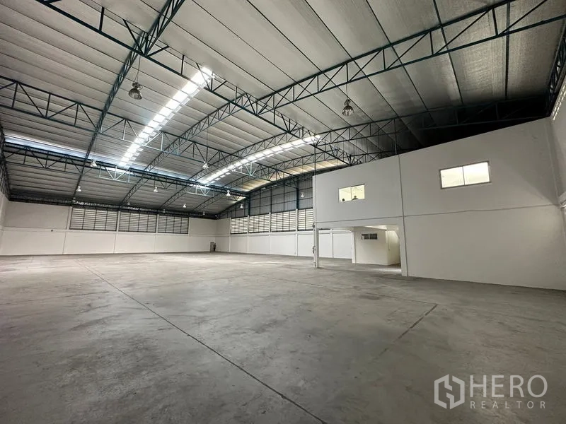 โรงงาน ให้เช่าในSi Racha, Chon Buri - ภายในคลังสินค้าสว่าง หลังคาฉนวนกันความร้อน ผนังบานเกล็ดระบายอากาศ และสำนักงานชั้นลอย