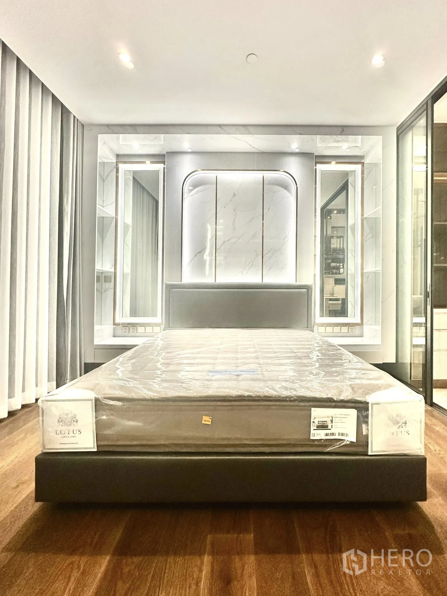 公寓 for rent in Sathon, Bangkok - 床正对带大理石装饰与侧面镜子的特色墙面。