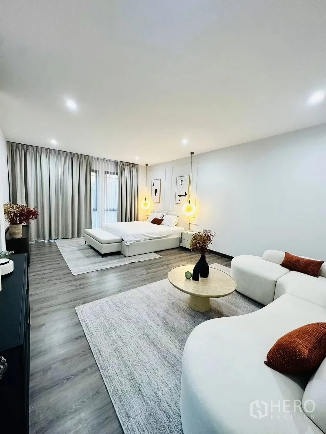 联排别墅 for rent in Suan Luang, Bangkok - 主卧另一角度，展示沙发组、茶几与地毯。