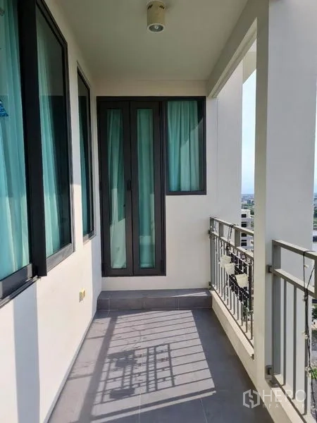 公寓 出租或出售在Yan Nawa, Bangkok - 带金属栏杆的半开放阳台，高楼层远眺城市景观，Rama III地段。