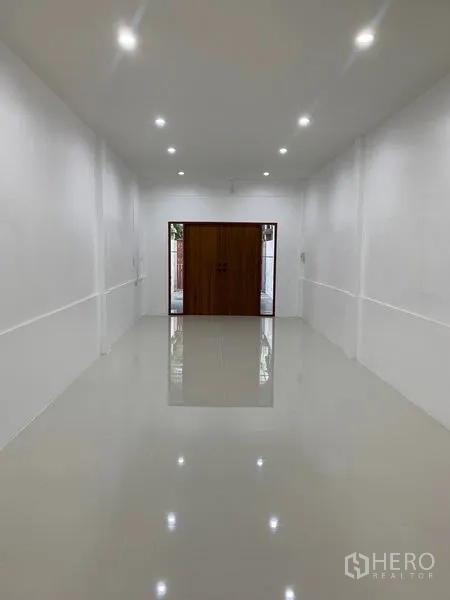 Townhouse for sale in Yan Nawa, Bangkok - Three-storey townhouse exterior with a large wooden gate in Yan Nawa.