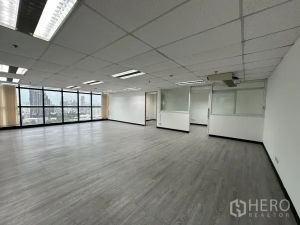 办公空间 出租在Watthana, Bangkok - 宽敞办公大厅，配多间玻璃隔间、百叶与整墙落地窗。