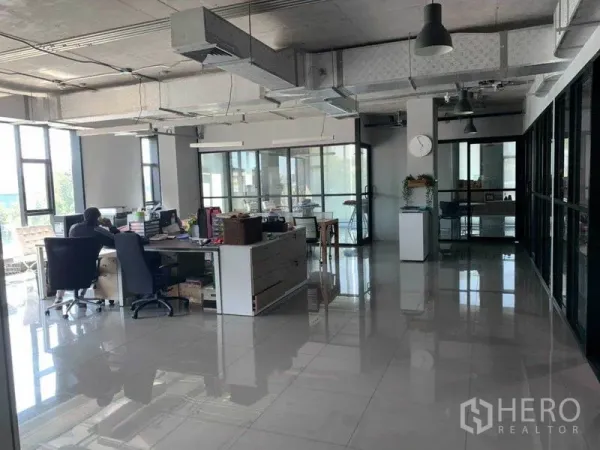 办公空间 出租在Phaya Thai, Bangkok - 开放式办公室，外露天花与玻璃会议室，亮面瓷砖地面。