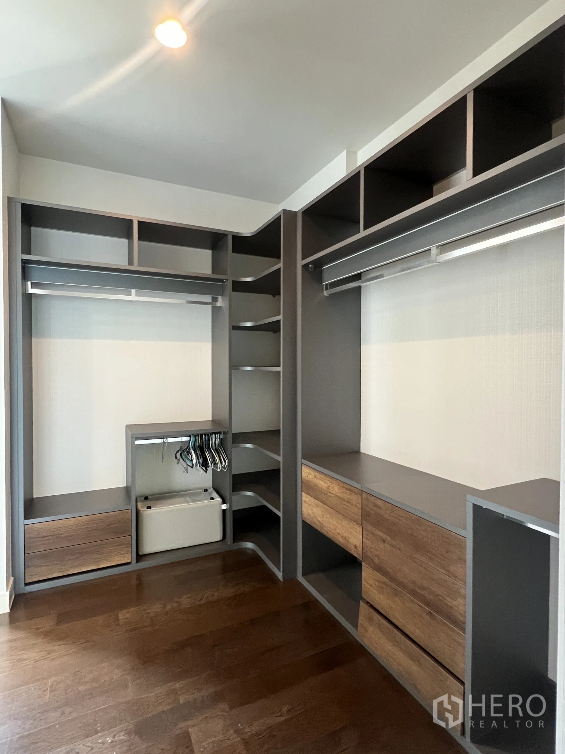 Detached House for rent in Bang Kapi, Bangkok - Large bathroom with double vanity, separate glass shower and bathtub beside a window.