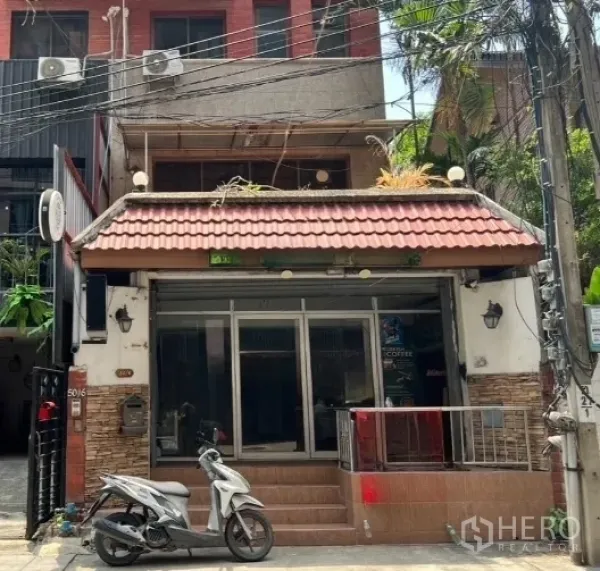 带办公室的家 出租在Watthana, Bangkok - 靠近BTS通罗的曼谷住办合一外立面，推拉玻璃门与紧凑前院。