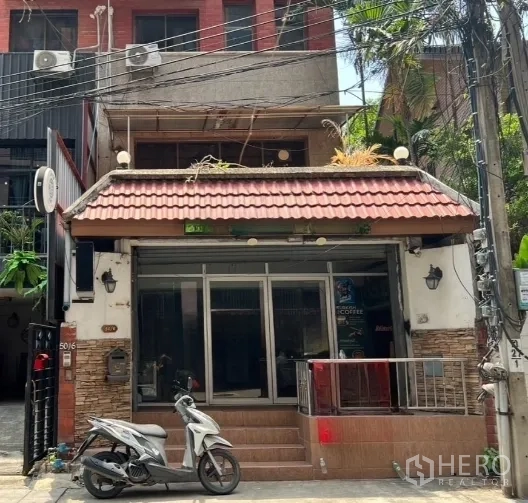 带办公室的家 出租在Watthana, Bangkok - 靠近BTS通罗的曼谷住办合一外立面，推拉玻璃门与紧凑前院。