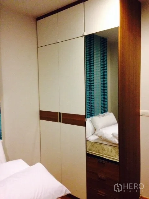 คอนโด ให้เช่าในPhaya Thai, Bangkok - ตู้เสื้อผ้าบิลต์อินพร้อมบานกระจกและตู้เก็บของด้านบนในห้องนอน