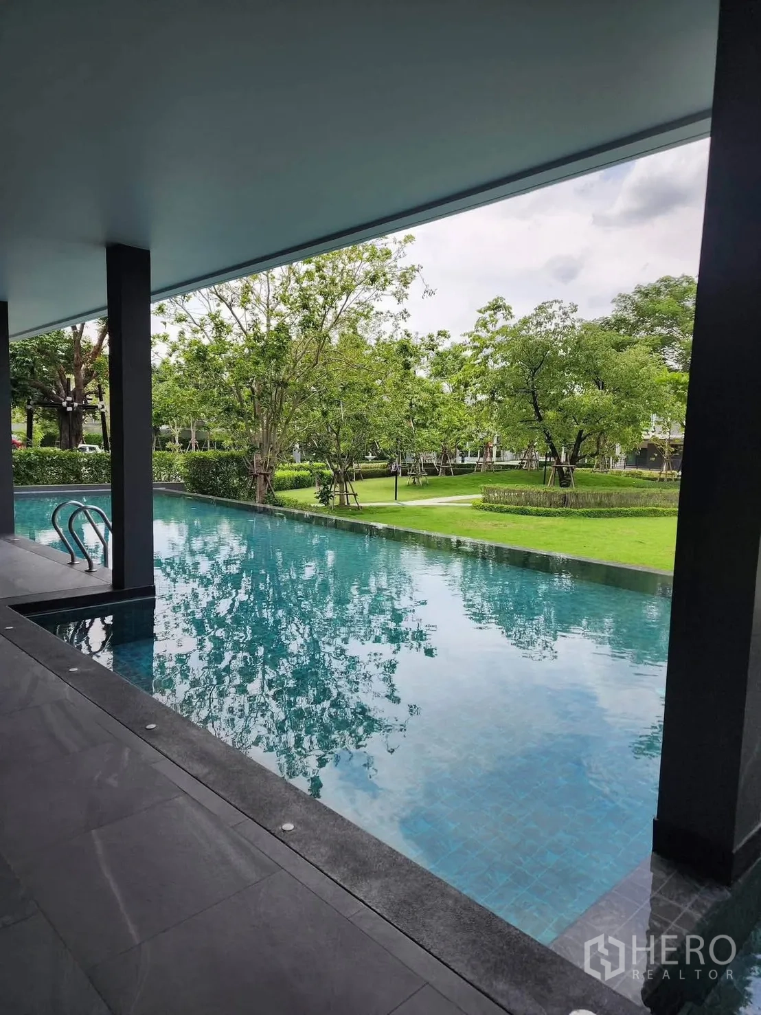 ทาวน์เฮาส์ for rent in Bang Phli, Samut Prakan - สระว่ายน้ำส่วนกลางมีหลังคา มองเห็นสวนสีเขียวจัดแต่ง.